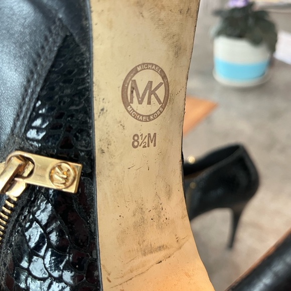 Micheal Kors. Size 8.5. 4” heels. - Picture 4 of 4